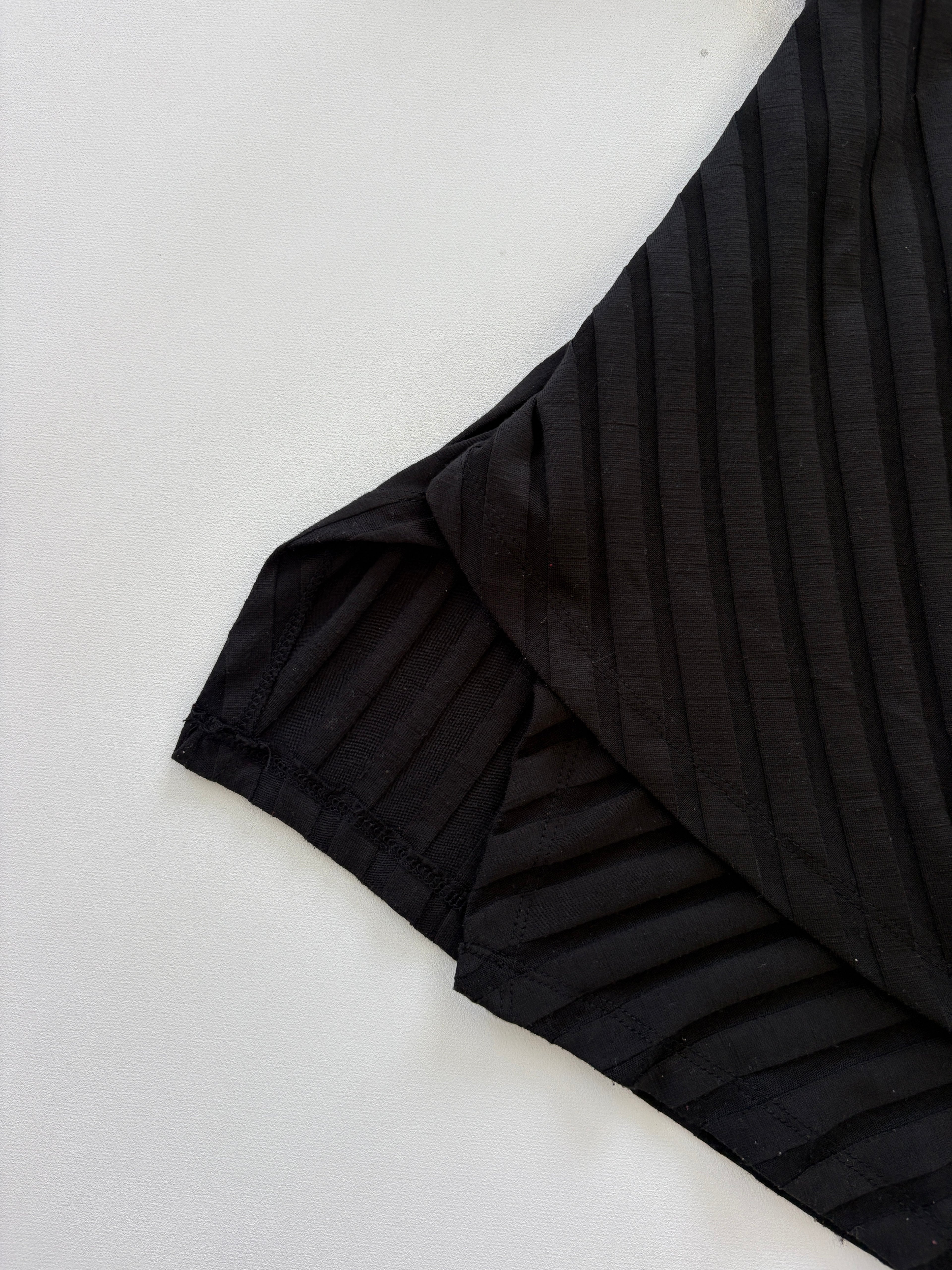 884 / Black Ribbed Quarter Sleeve