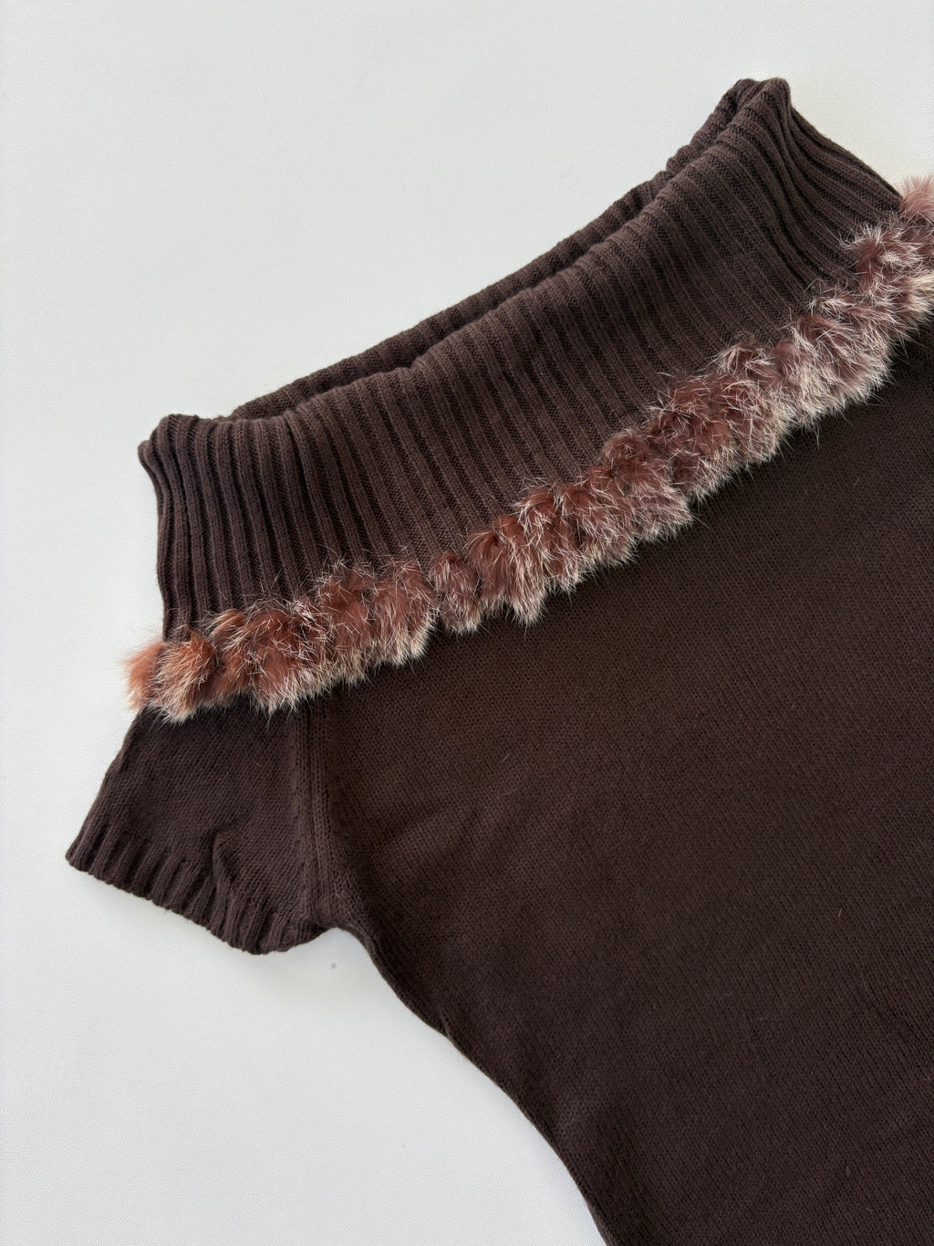 901 / Brown Off Shoulder Short Sleeve w/ Fur Neckline