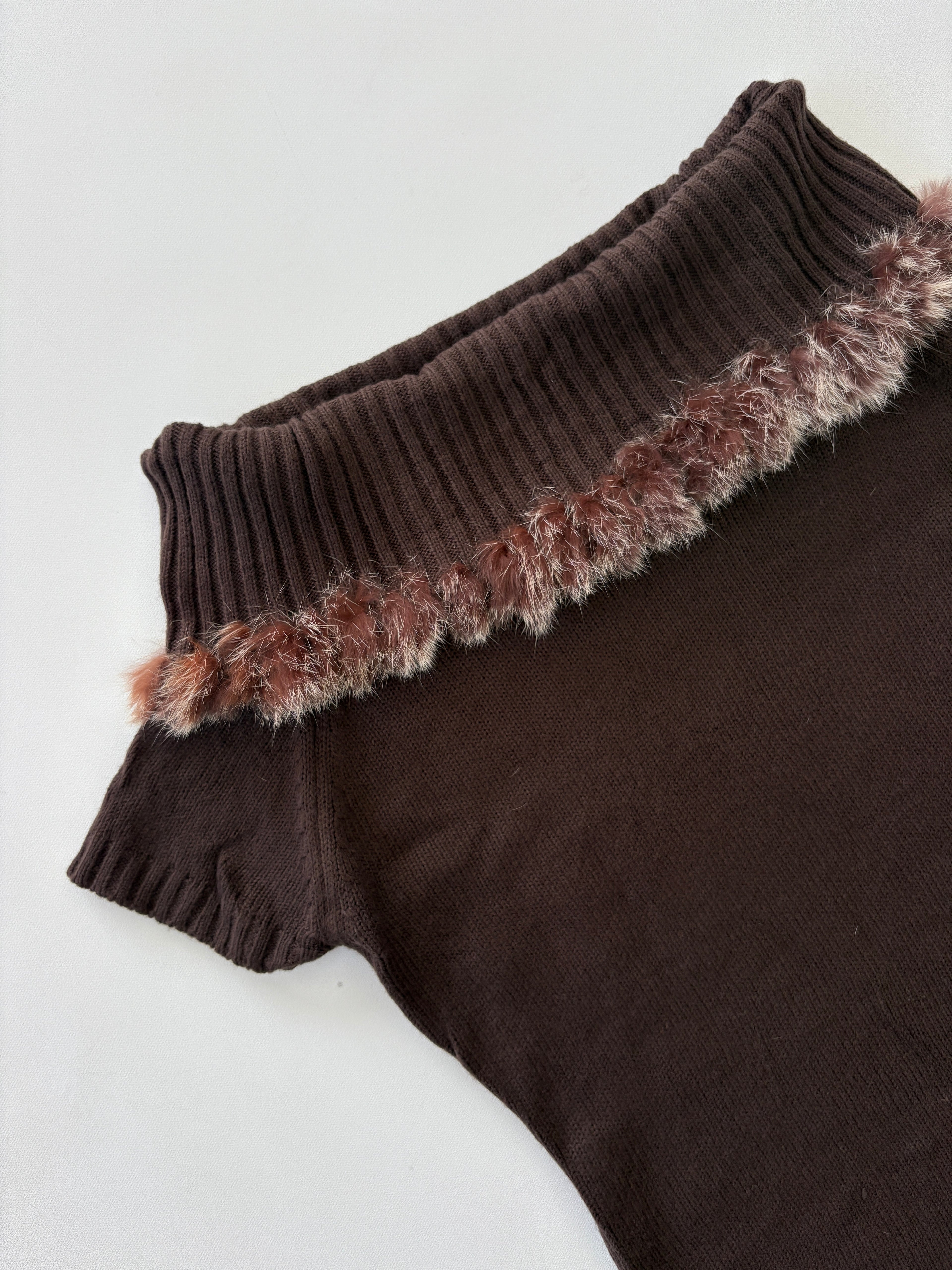 901 / Brown Off Shoulder Short Sleeve w/ Fur Neckline