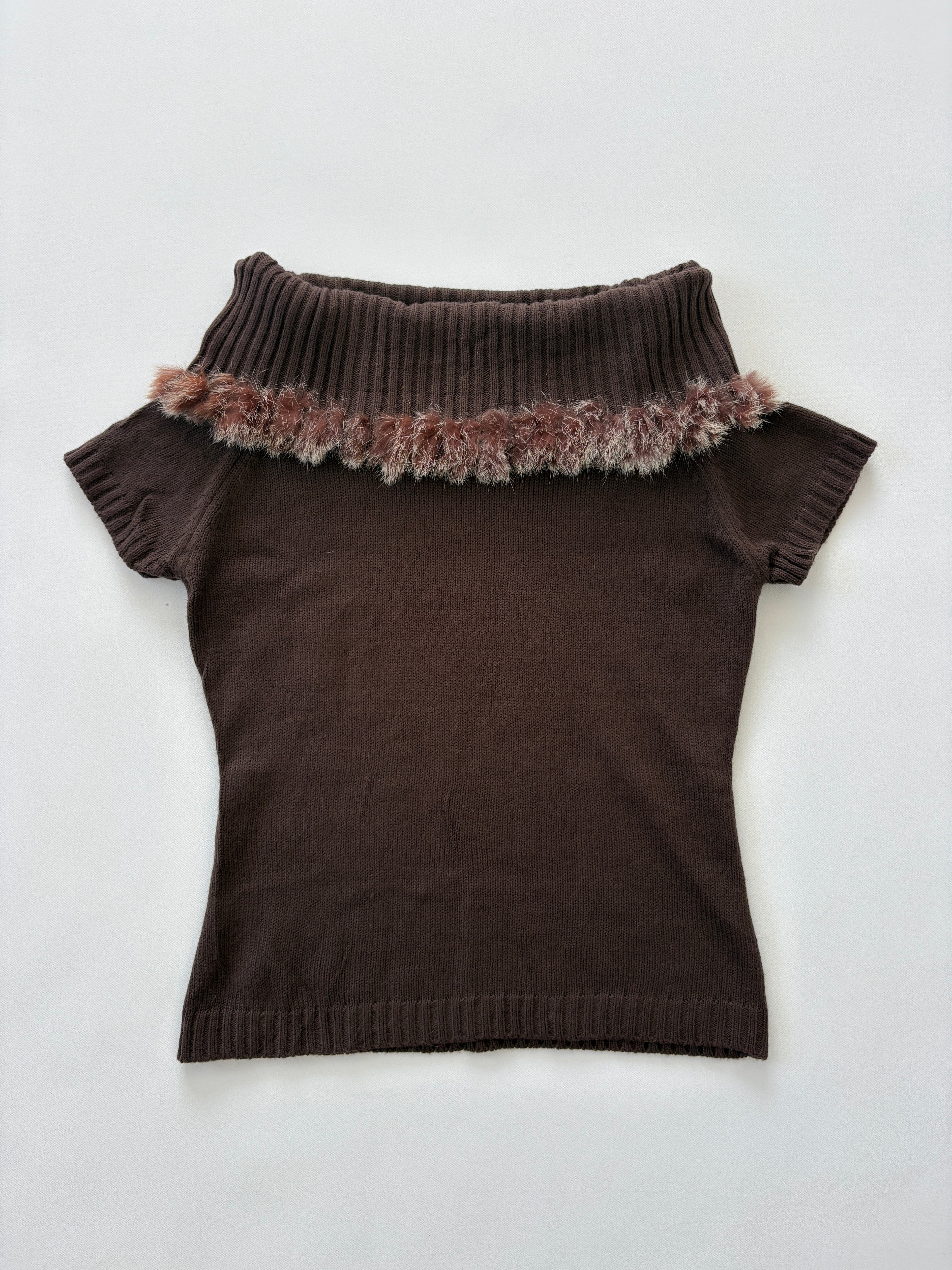 901 / Brown Off Shoulder Short Sleeve w/ Fur Neckline