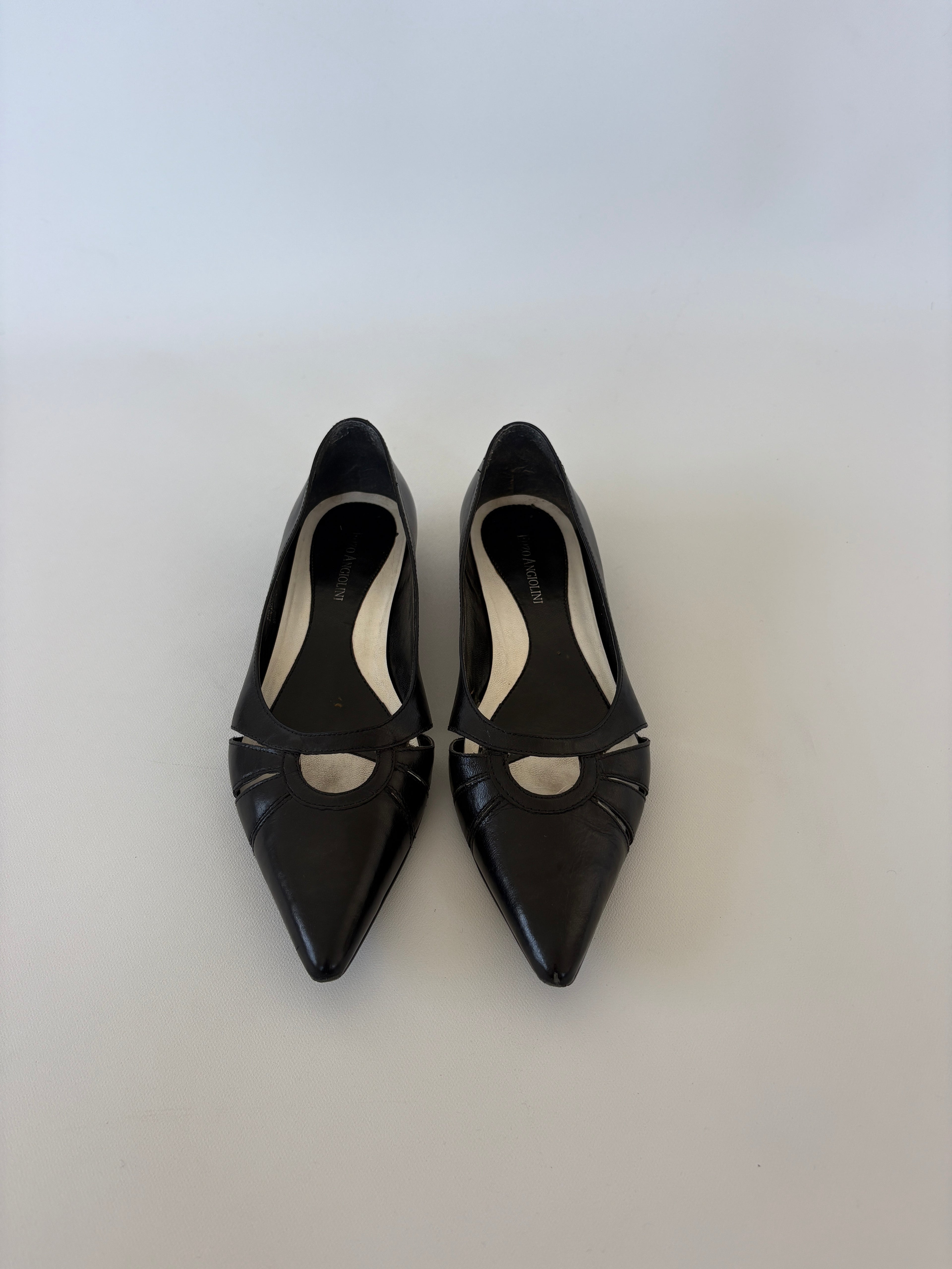 907 / Black Pointed Toe Flats w/ Cut Outs