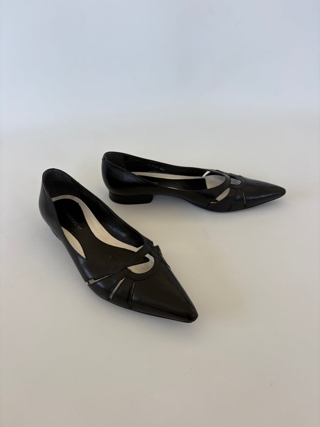 907 / Black Pointed Toe Flats w/ Cut Outs