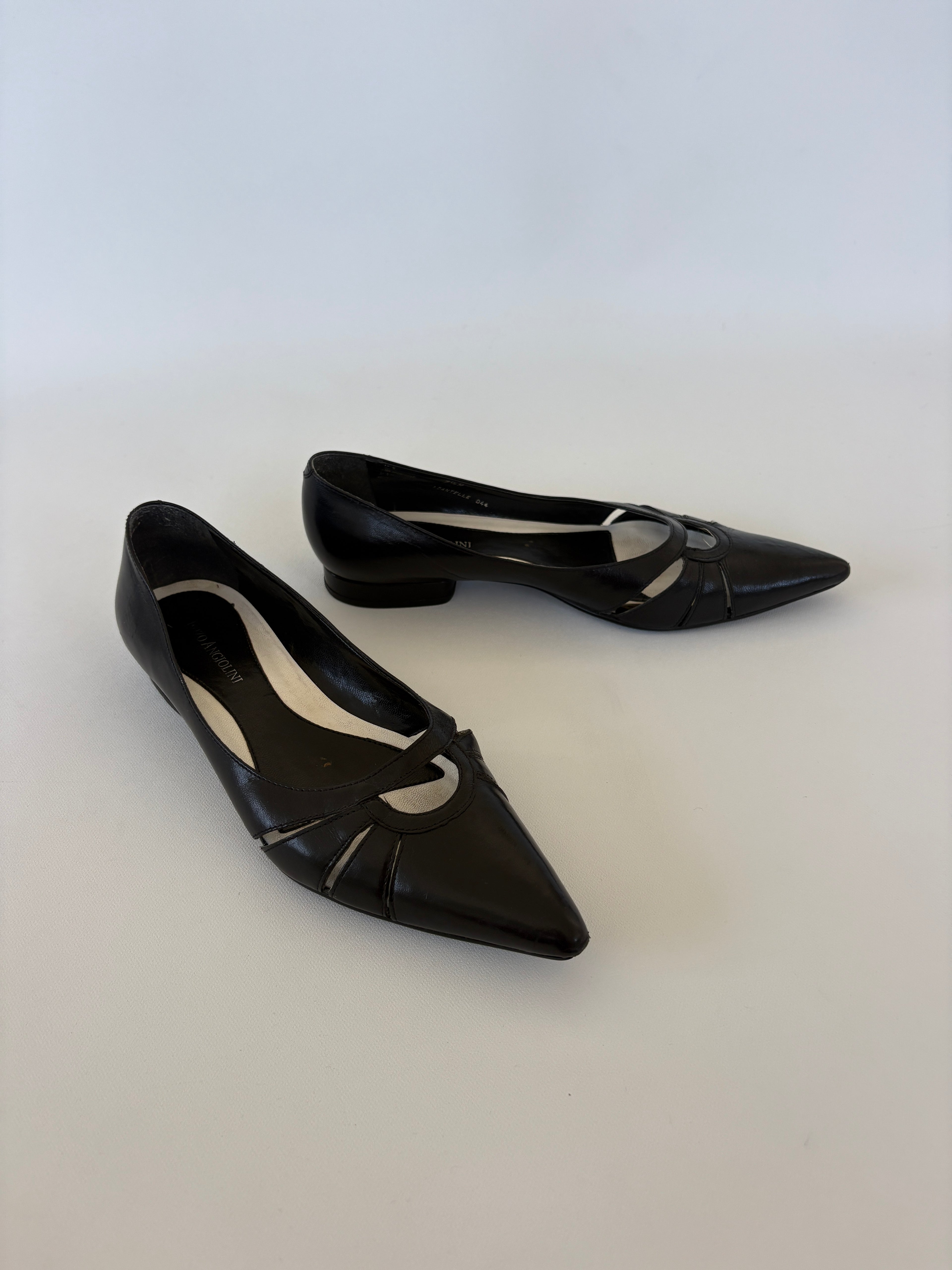 907 / Black Pointed Toe Flats w/ Cut Outs