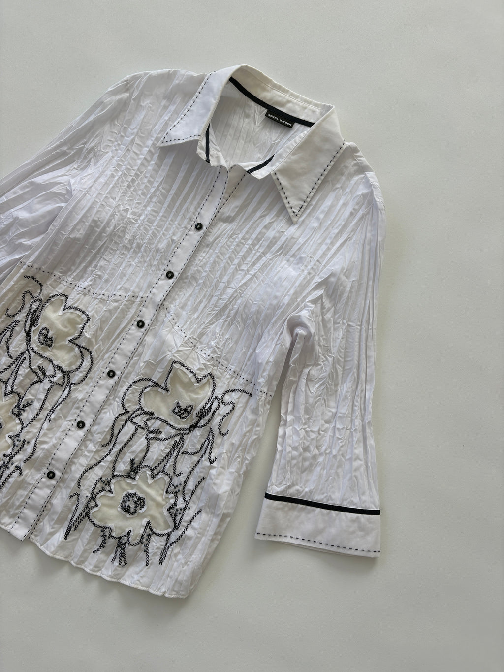 931 / White Quarter Sleeve Shirt w/ Black Contrast Stitching