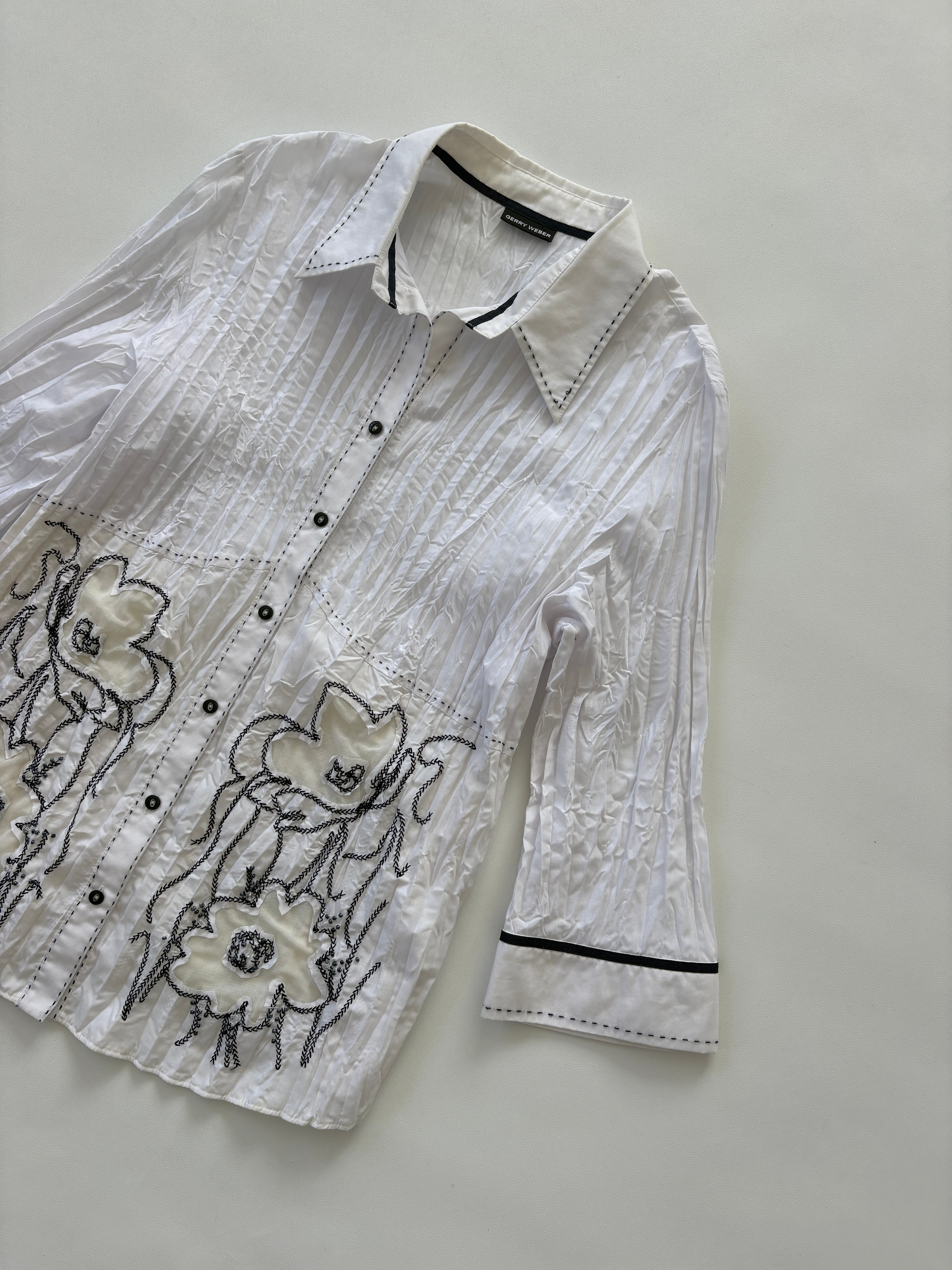 931 / White Quarter Sleeve Shirt w/ Black Contrast Stitching