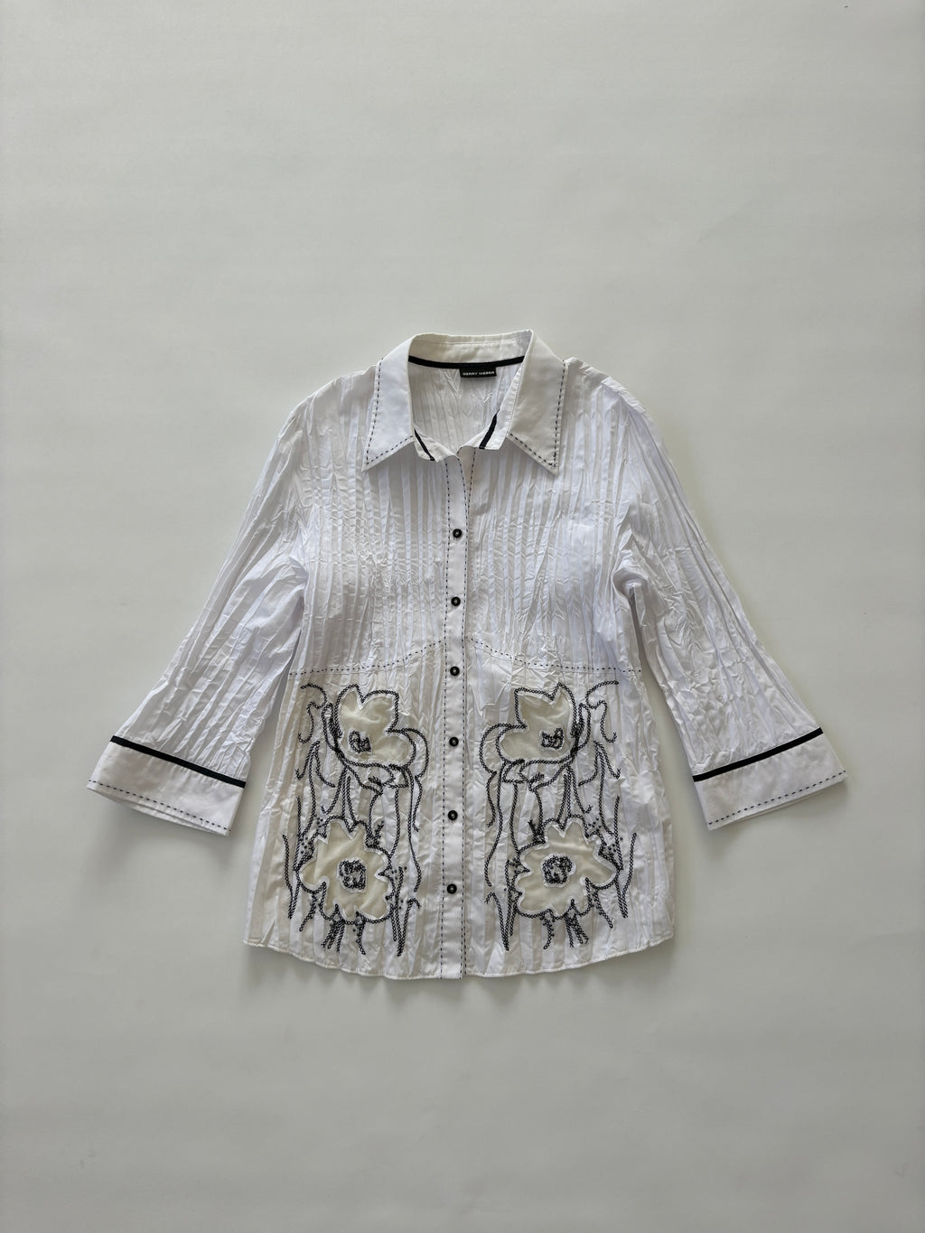 931 / White Quarter Sleeve Shirt w/ Black Contrast Stitching