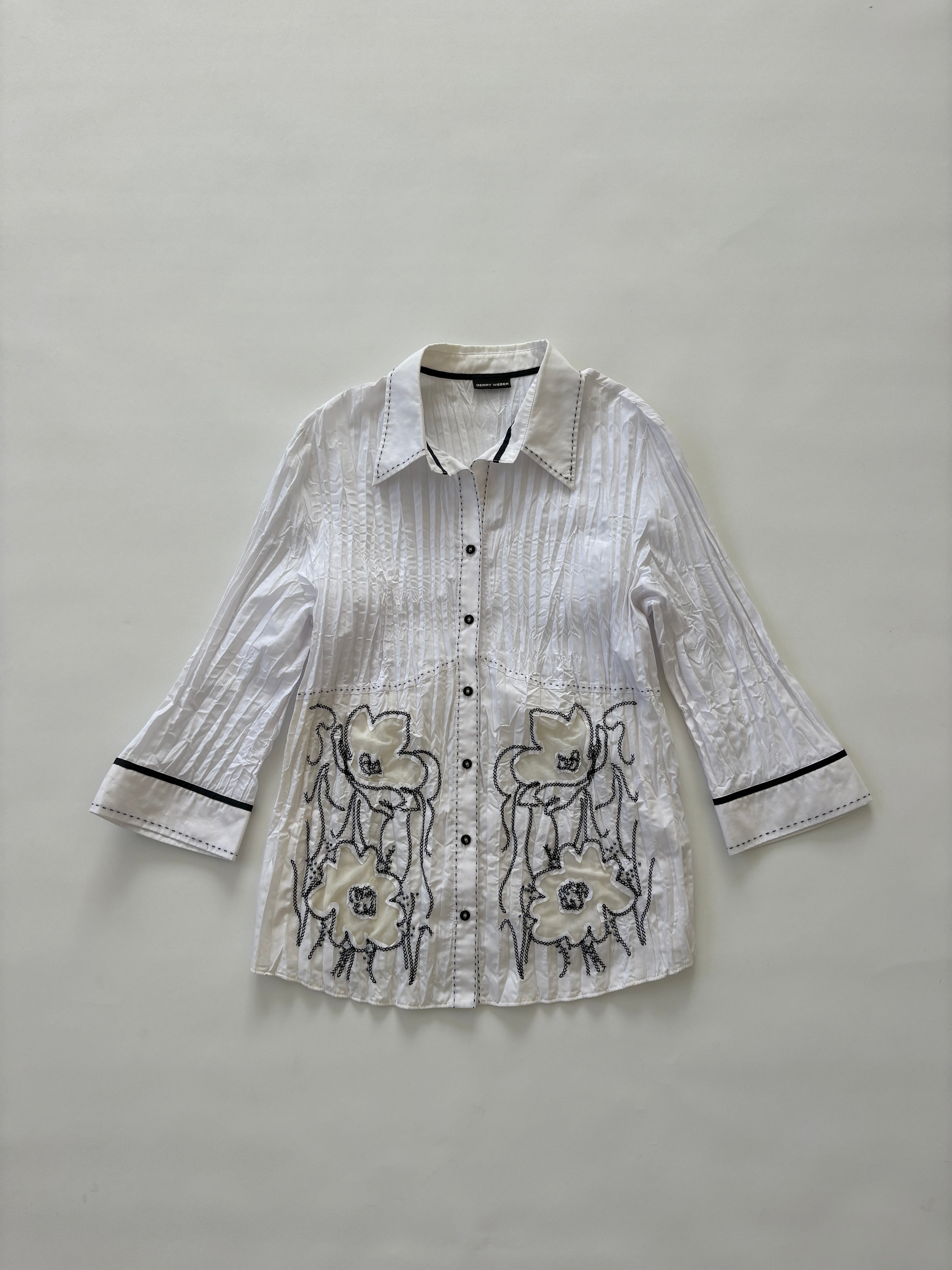 931 / White Quarter Sleeve Shirt w/ Black Contrast Stitching