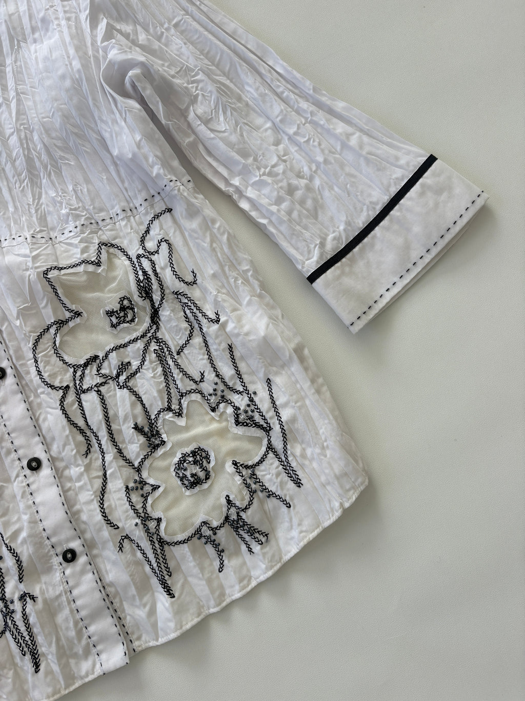 931 / White Quarter Sleeve Shirt w/ Black Contrast Stitching