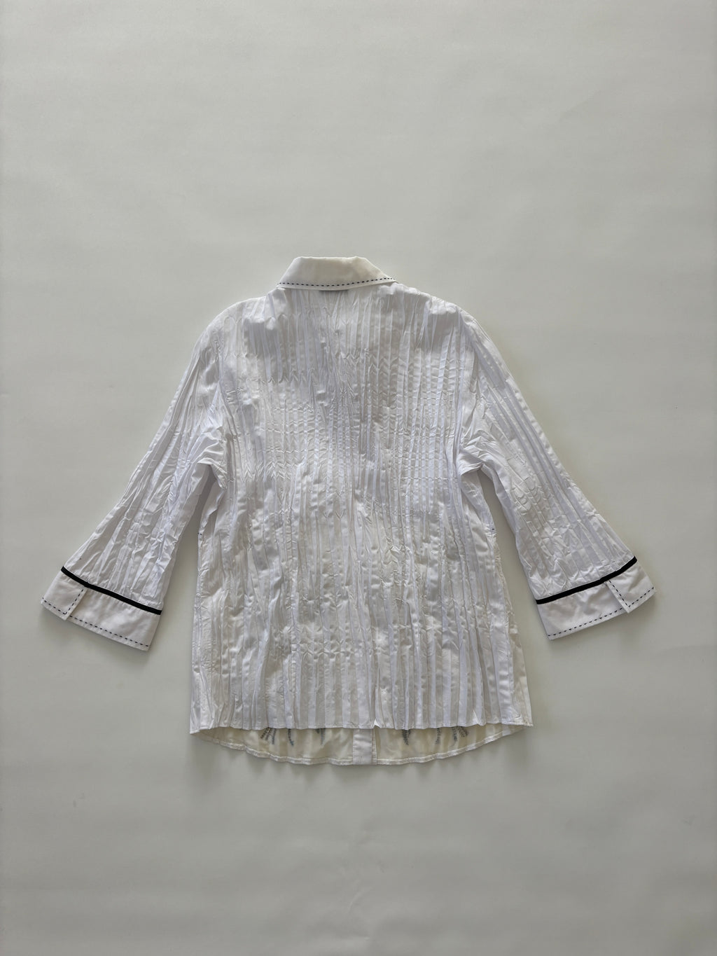 931 / White Quarter Sleeve Shirt w/ Black Contrast Stitching