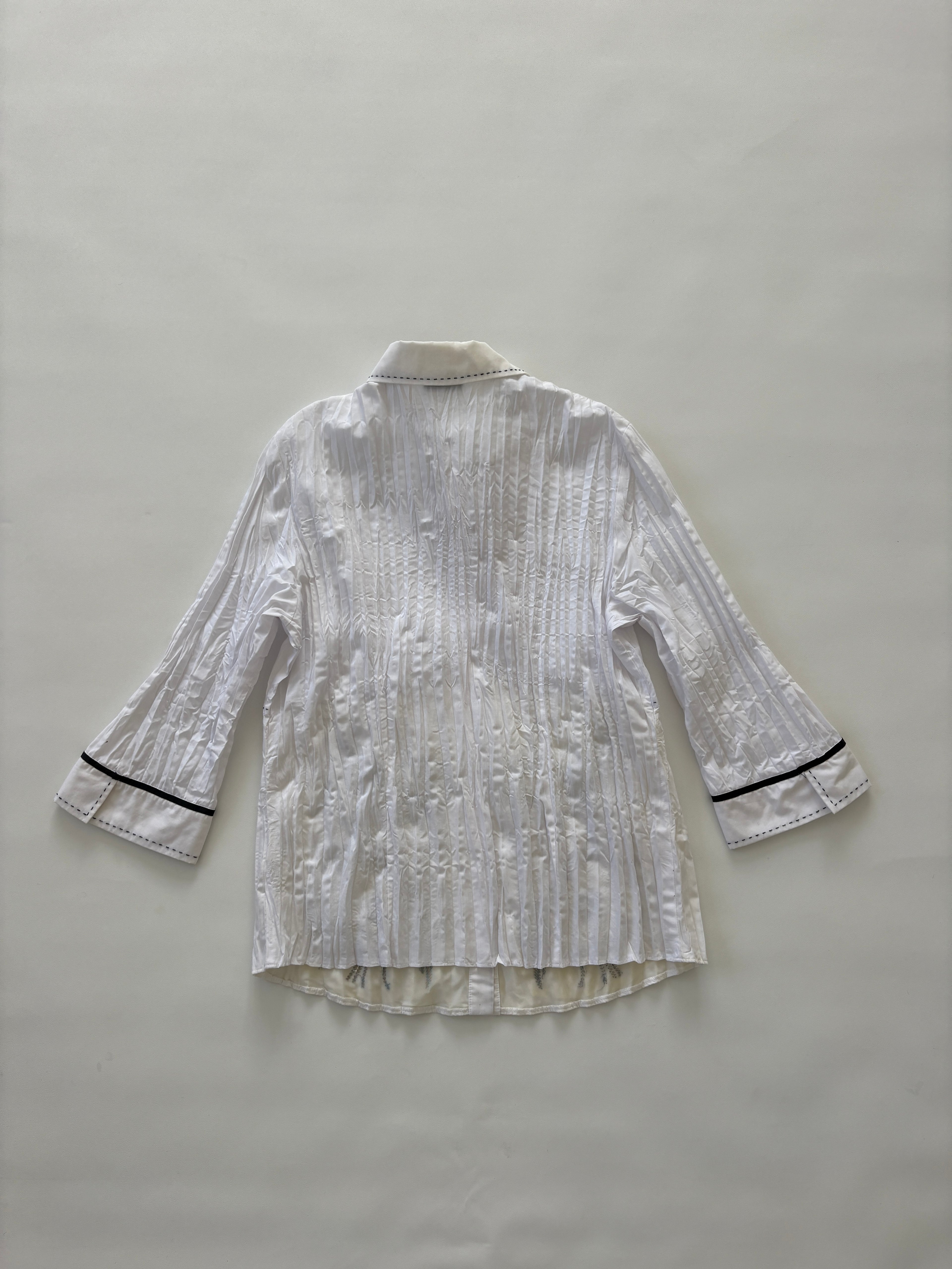 931 / White Quarter Sleeve Shirt w/ Black Contrast Stitching
