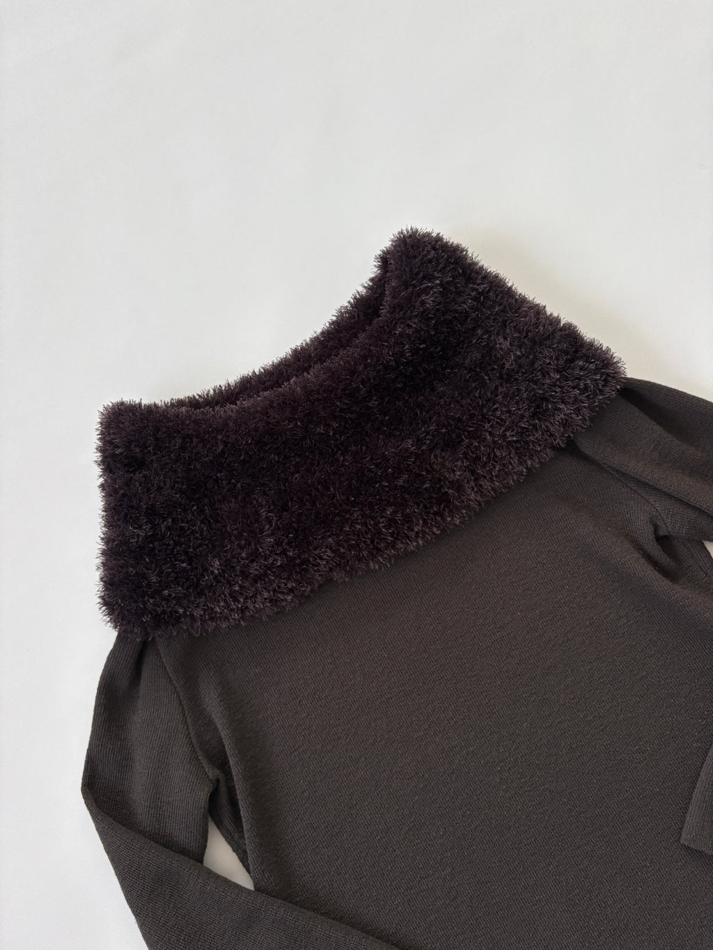 933 / Brown Off Shoulder Jumper w/ Fur Neckline